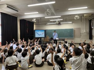 メガネのZoffによる「目の健康」を啓発する出張授業、奈良県橿原市立真菅小学校で実施